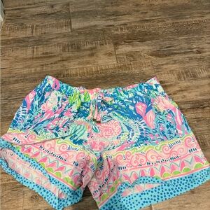 Women’s flowy, colorful Lily Pulitzer shorts that are a size XS